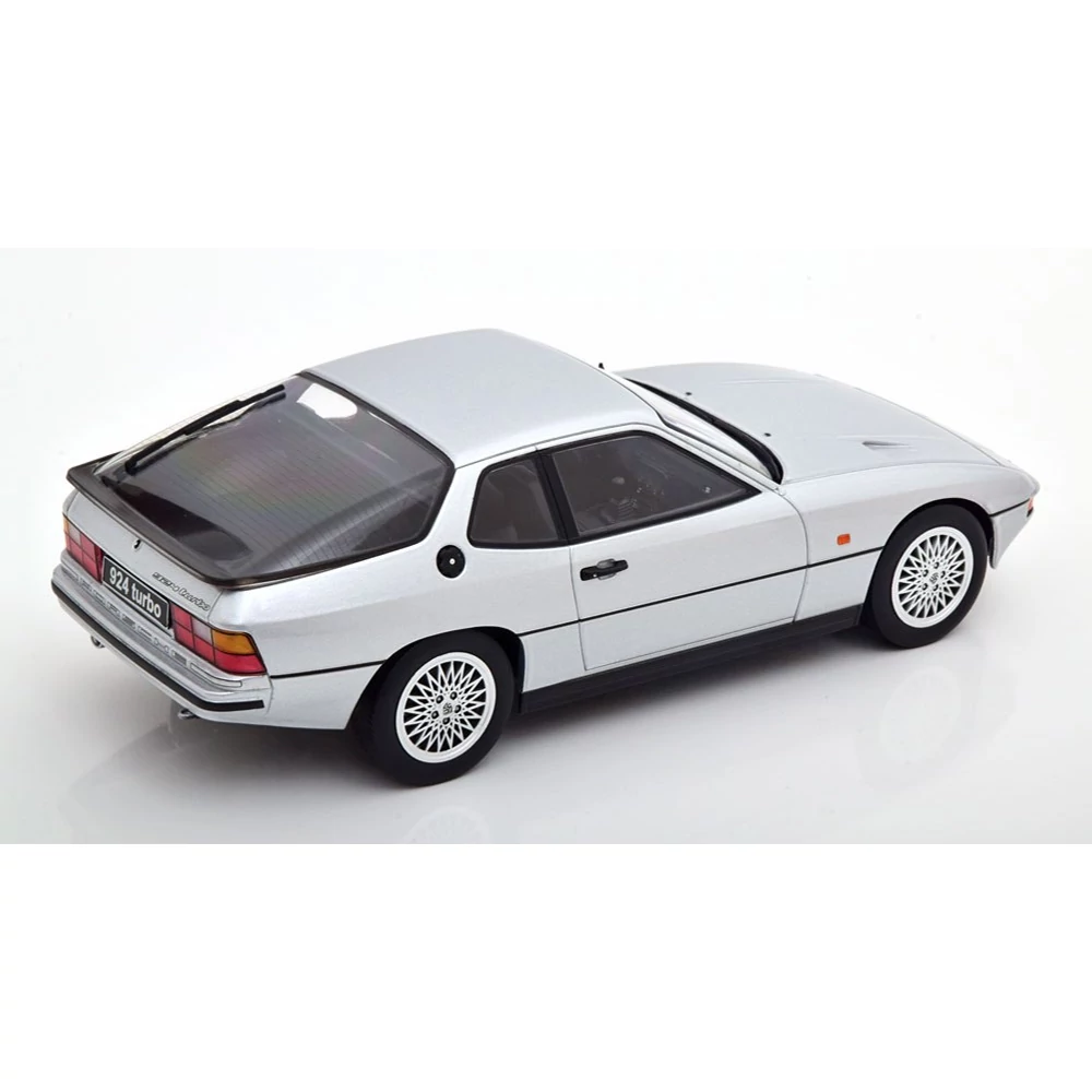 Porsche 924 Turbo Coupe egy 1:18 fém modell autó