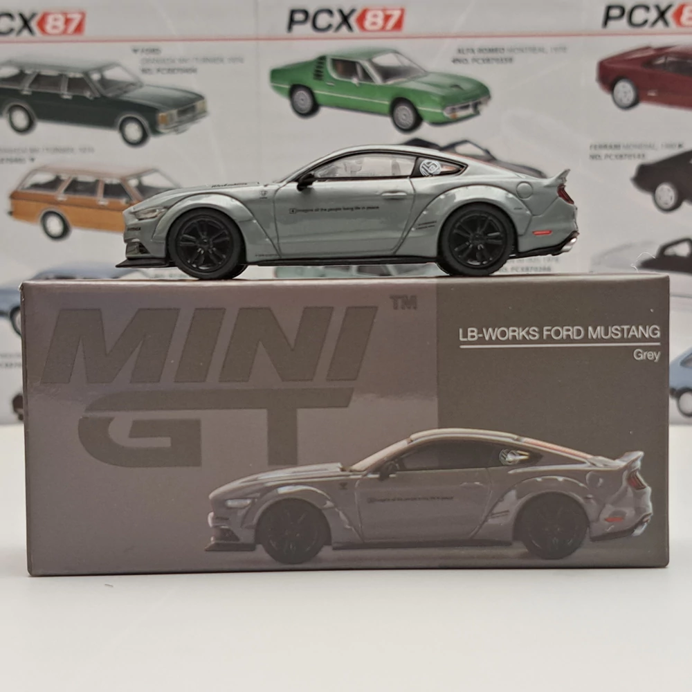 Ford Mustang LB Works egy 1:64 méretarányú modell.