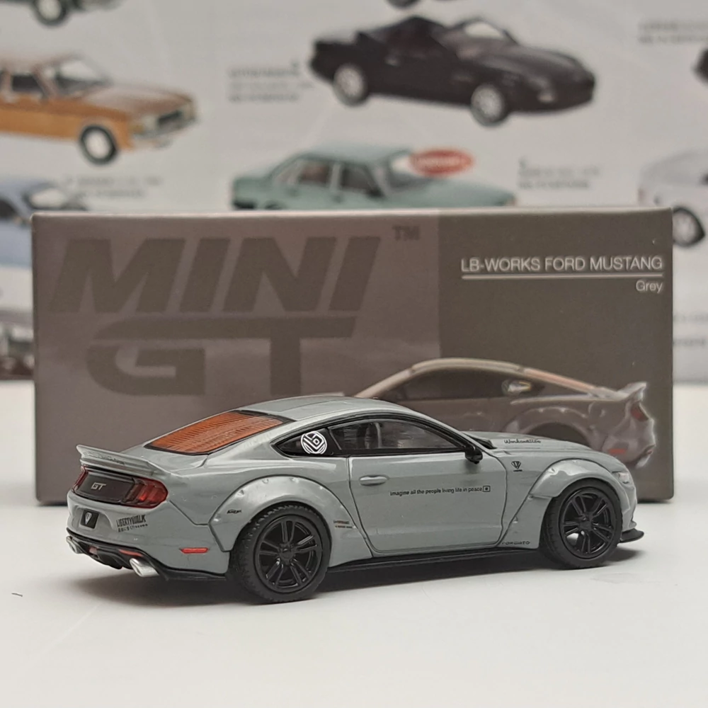 Ford Mustang LB Works egy 1:64 méretarányú modell.