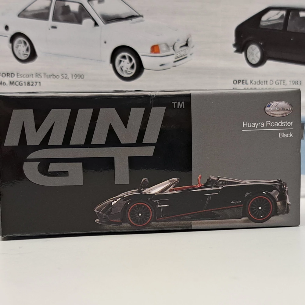 Pagani Huayra Roadster 1:64 méretarényú fém modellautó
