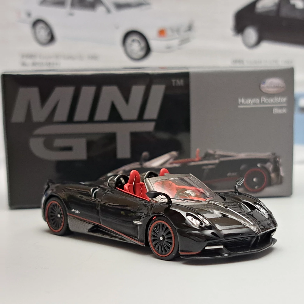 Pagani Huayra Roadster 1:64 méretarényú fém modellautó