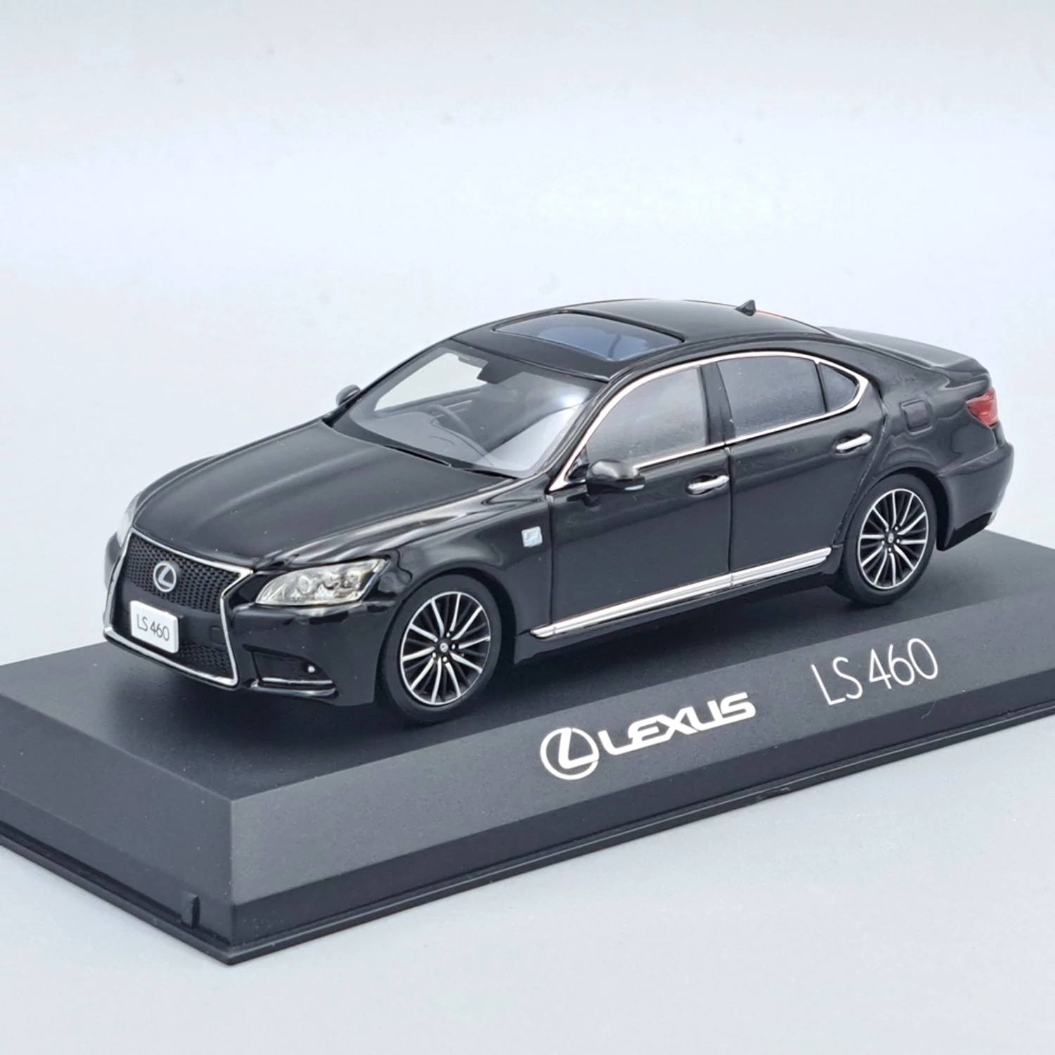 Lexus LS460 F Sport fém modell autó 1:43-es méretben