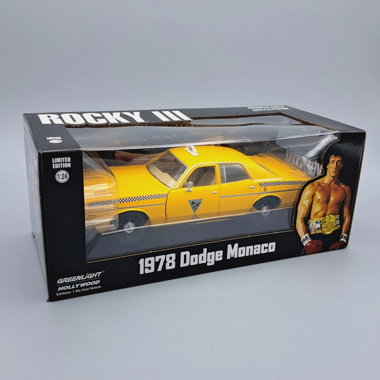 Dodge Monaco Taxi egy 1:24 fém modell autó méretarányos kivitelben.