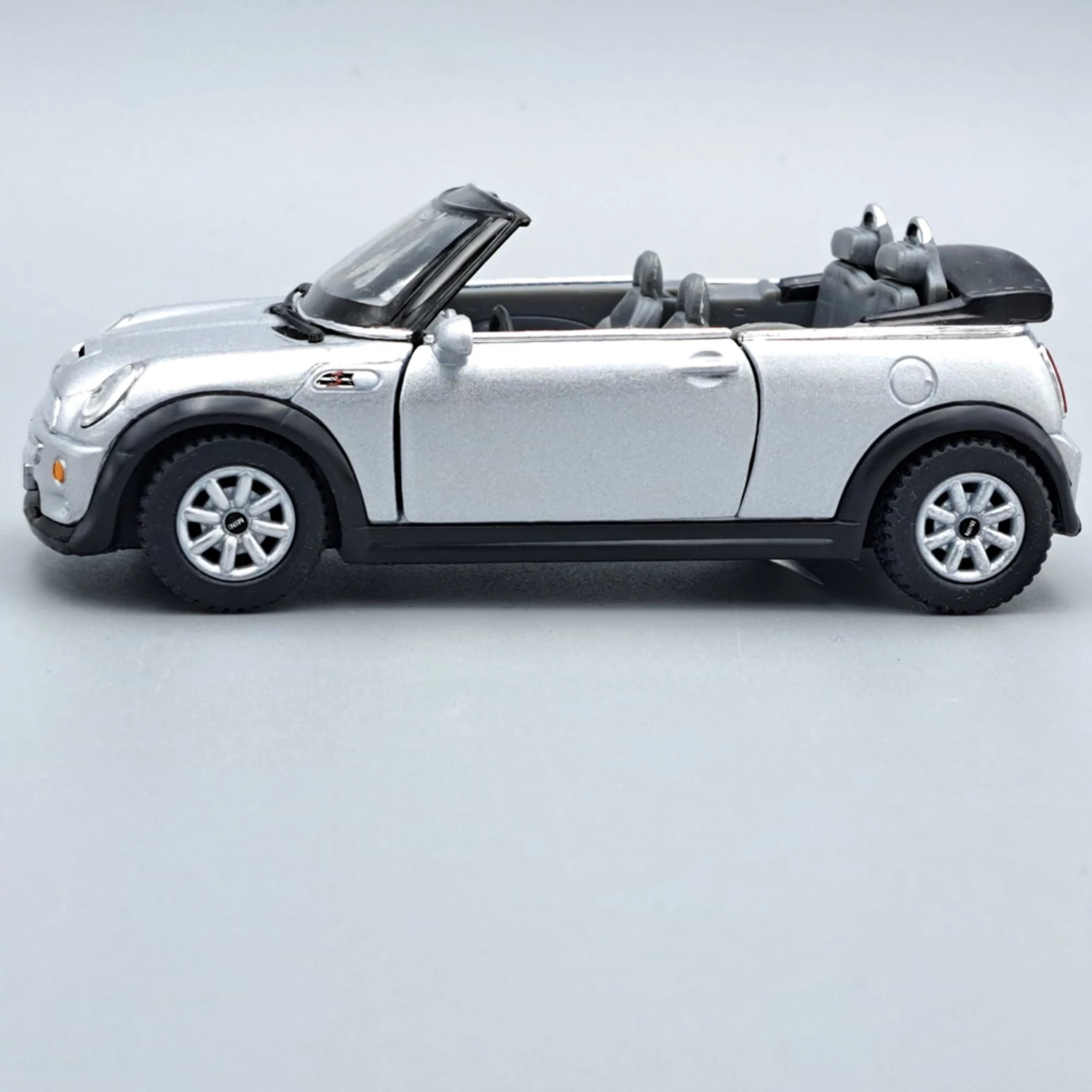 Mini Cooper S Cabrio egy 1:36 fém modell autó méretarányos kivitelben