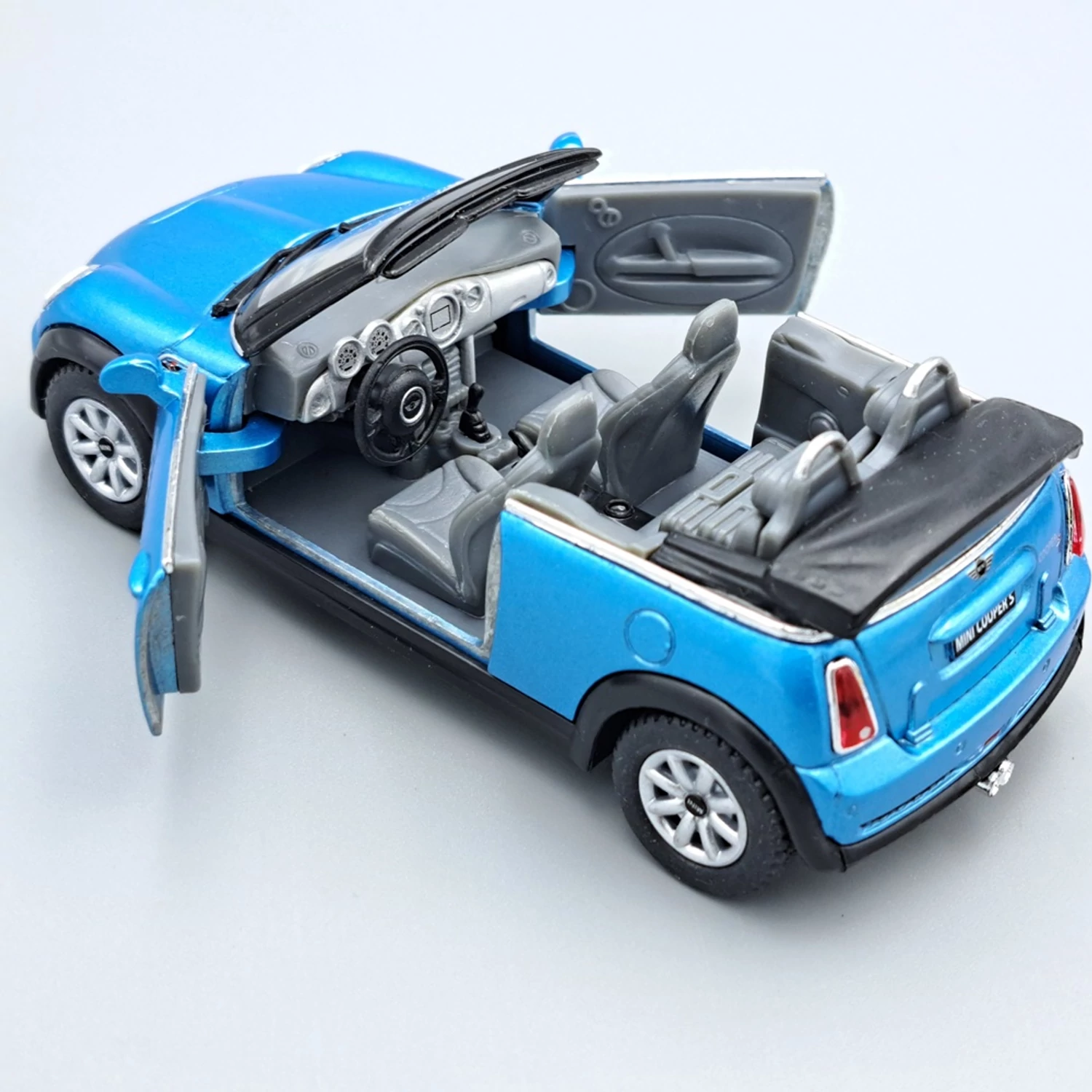 Mini Cooper S Cabrio egy 1:36 fém modell autó méretarányos kivitelben