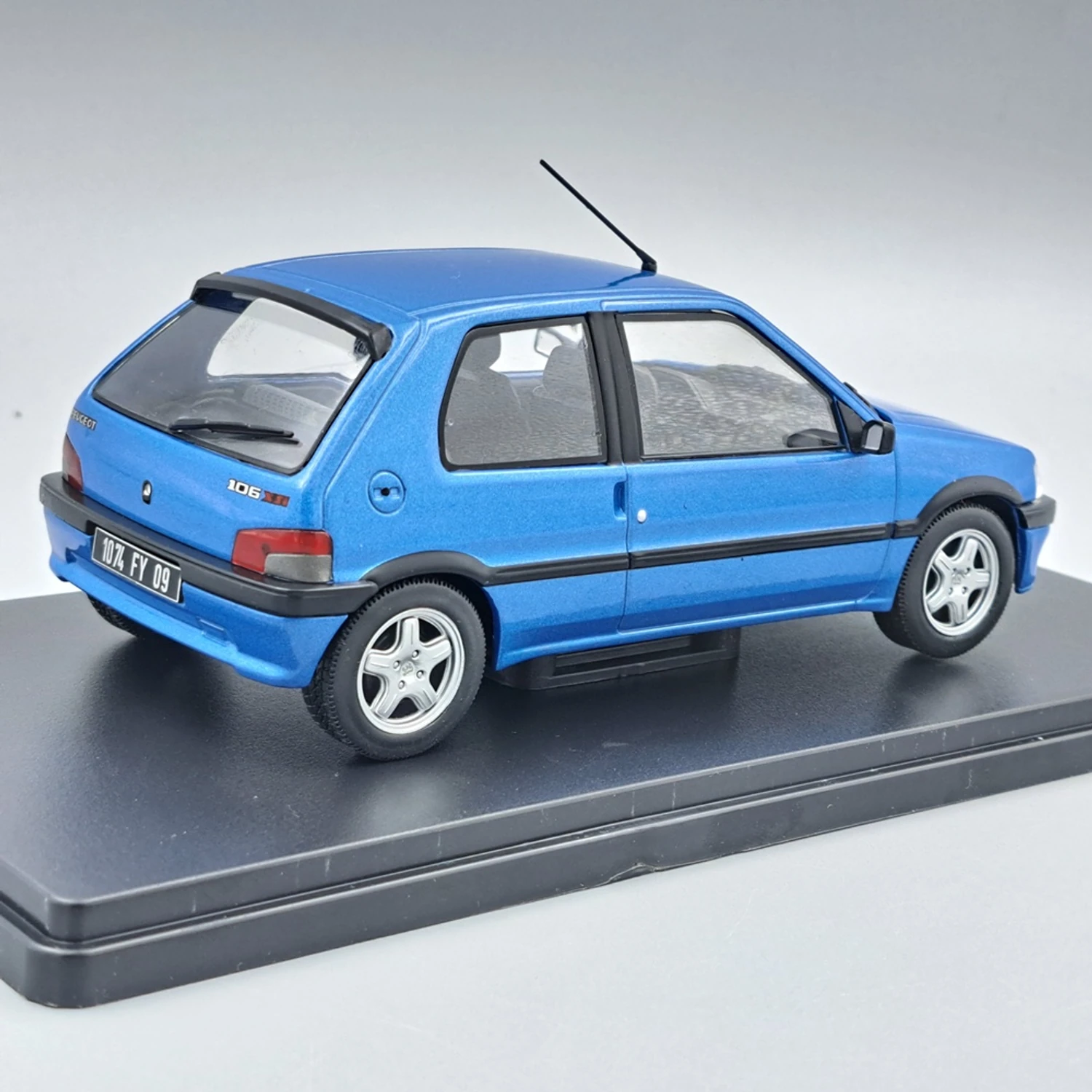 Peugeot 106 XSi fém modell autó 1:24-es méretben