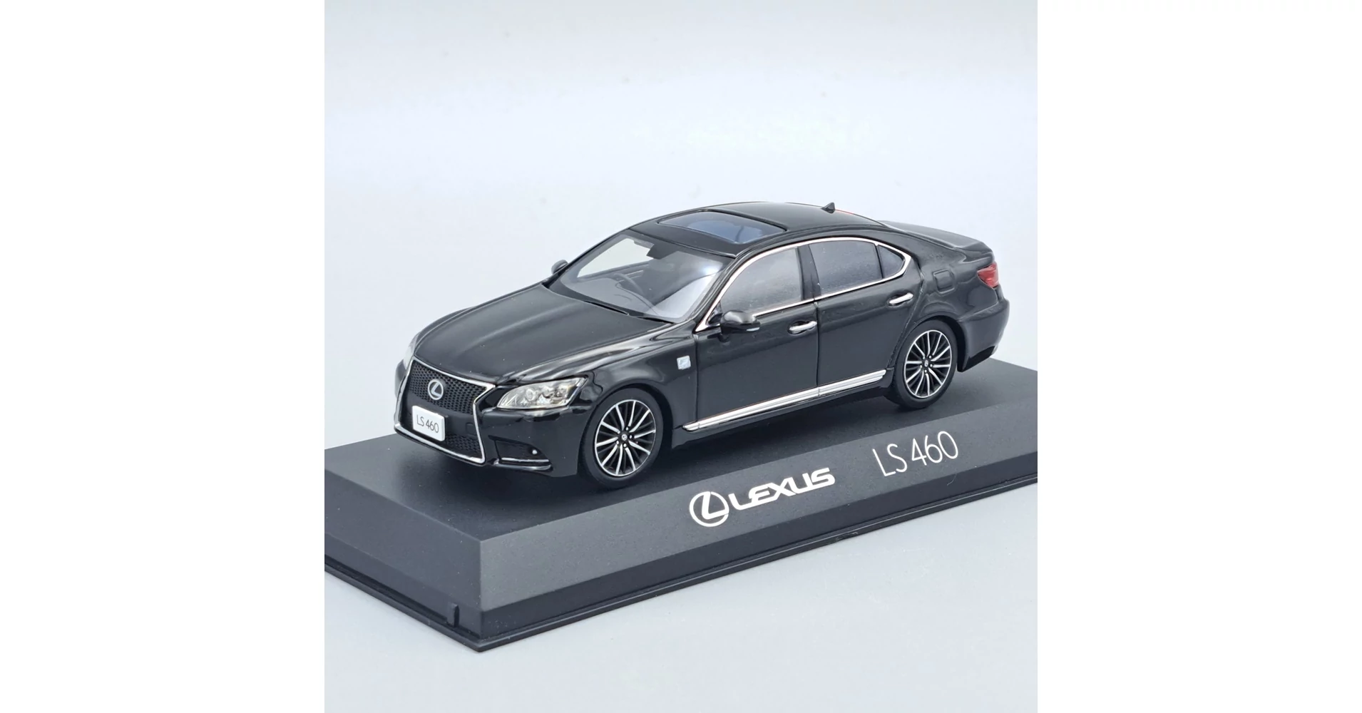 Lexus LS460 F Sport fém modell autó 1:43-es méretben