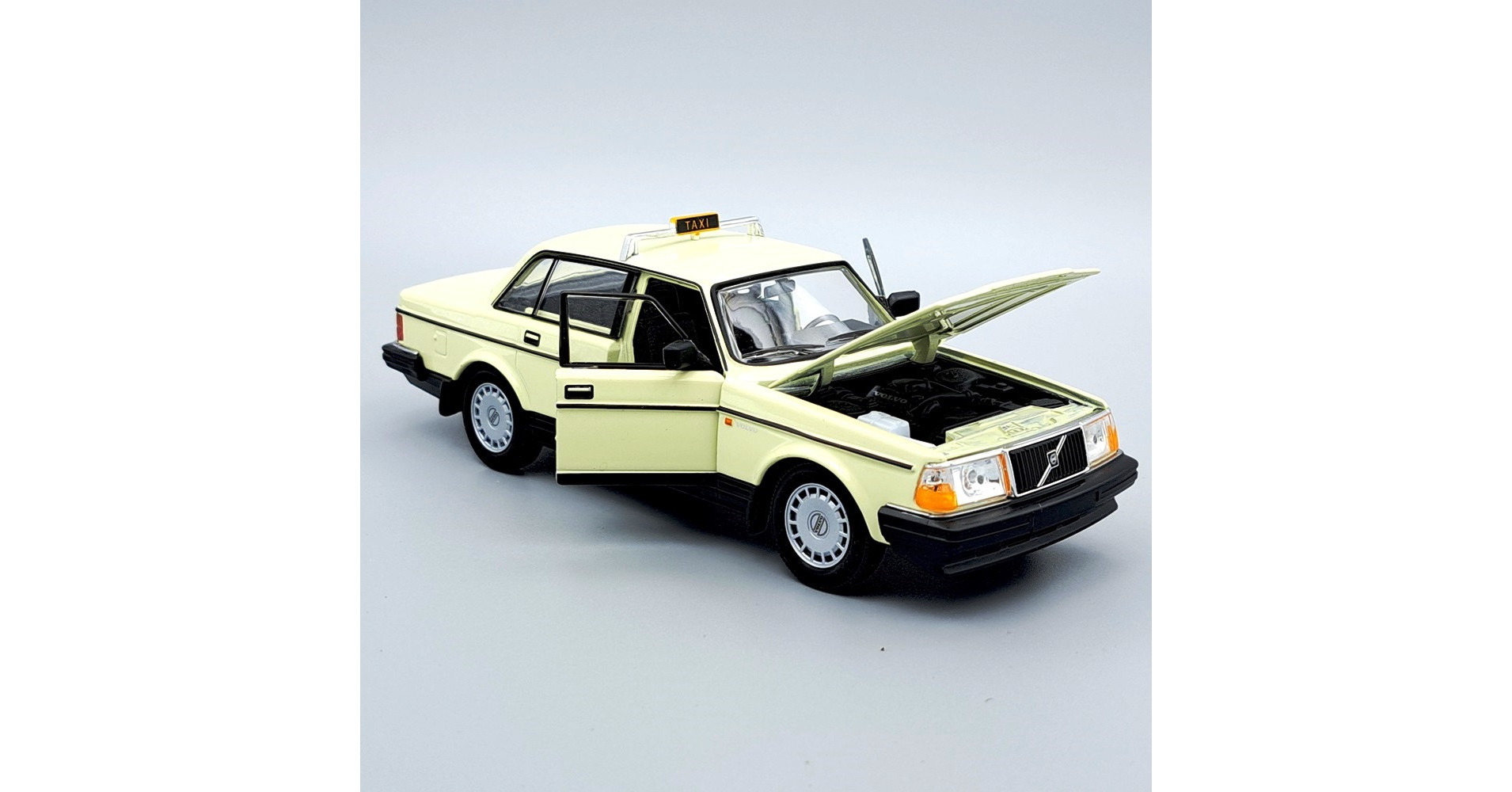 Welly Volvo 240 GL Limousine Modellauto 1:24 – Weiß, Mit öffnenden Türen & Lenkbaren Rädern, Ca. 19 Cm