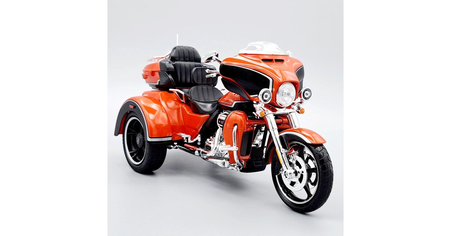 Maisto – Moto Harley Davidson CVO Tri-Glide 3 Roues – Échelle 1/12 – Reproduction Orange – Dès 8 Ans