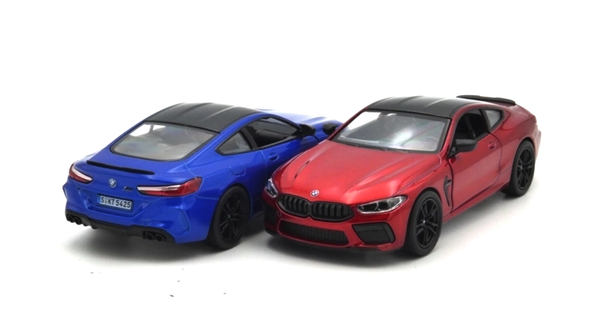 A BMW M8 egy 1:38 méretarányú modellautó fémből gyerekeknek.