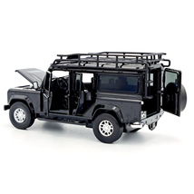 Land Rover Defender 110 1:32 Fekete modellautó