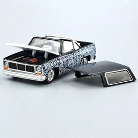 GMC Jimmy Sierra 1973 1:64 M2 Machines fém retró autó modell