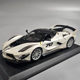 Ferrari 1:18 Bburago fehér