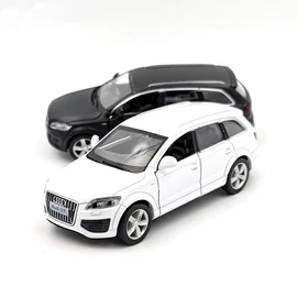Audi Q7 V12 RMZ modellautó fehér