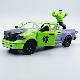 Dodge Ram 1500 Pick-Up 1:24 Hulk figurával autó modell