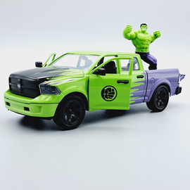 Dodge Ram 1500 Pick-Up 1:24 Hulk figurával autó modell