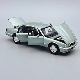 Jaguar XJ6 1:32 Tayumo autó modell