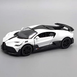 Bugatti Divo Kinsmart modellautó fehér