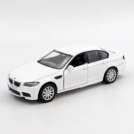 BMW M5 modell és játékautó fehér RMZ kisautó