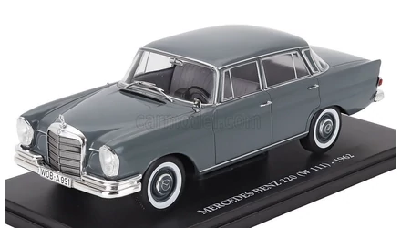 Mercedes Benz 220 W111 1:24 vitrinben – amikor a csillagos elegancia elfér a polcodon