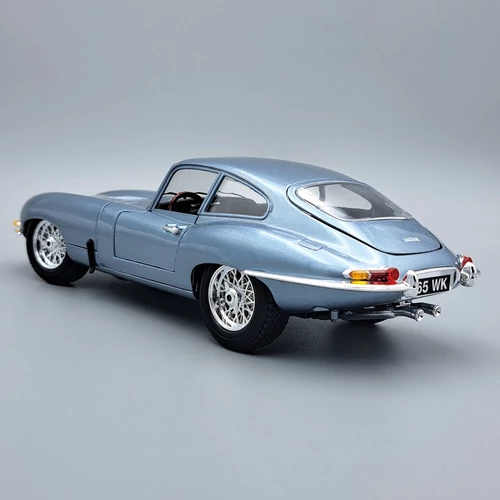 Jaguar E-Type Coupe 1961 1:18 Burago fém autó modell