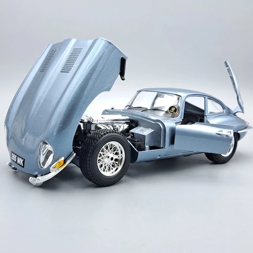 Jaguar E-Type Coupe 1961 1:18 Burago fém autó modell