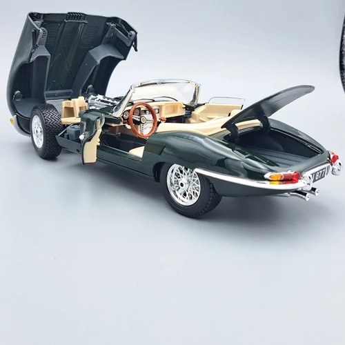 Jaguar E-Type Cabriolet 1961 1:18 Burago fém autó modell