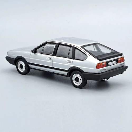 Volkswagen Passat B2 1985 1:43 IXO fém modell autó