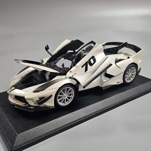 Ferrari 1:18 Bburago fehér