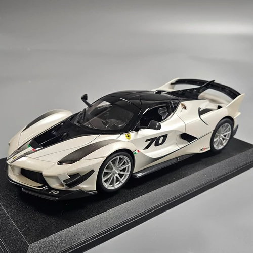 Ferrari 1:18 Bburago fehér modellautó