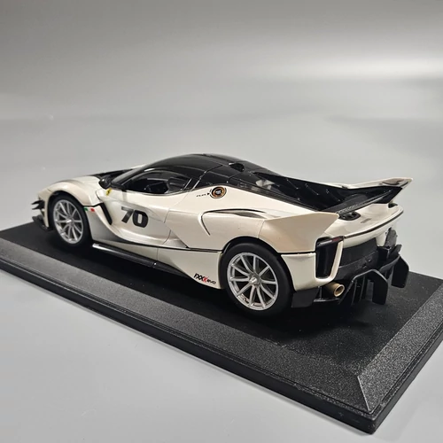 Ferrari 1:18 Bburago fehér