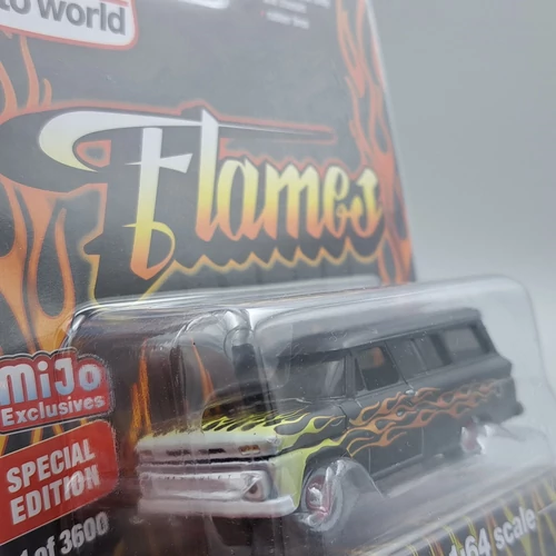 Chevrolet Suburban Flames 1:64 AutoWorld retró fém modell autó