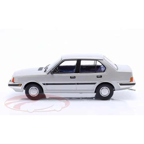 Volvo 360 1987 1:18 Triple9 modell ezüst autó modell