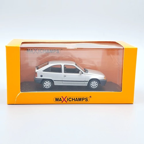 Opel Kadett E 1990 1:43 Ezüst Minichamps kisautó