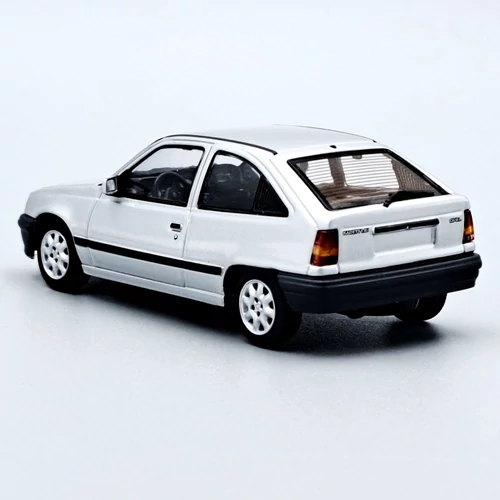 Opel Kadett E 1990 1:43 Ezüst Minichamps automodell
