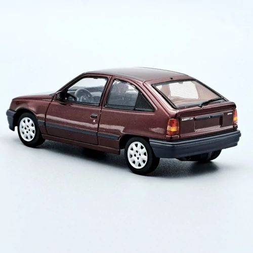 Opel Kadett E 1990 1:43 Bordó Minichamps automodell