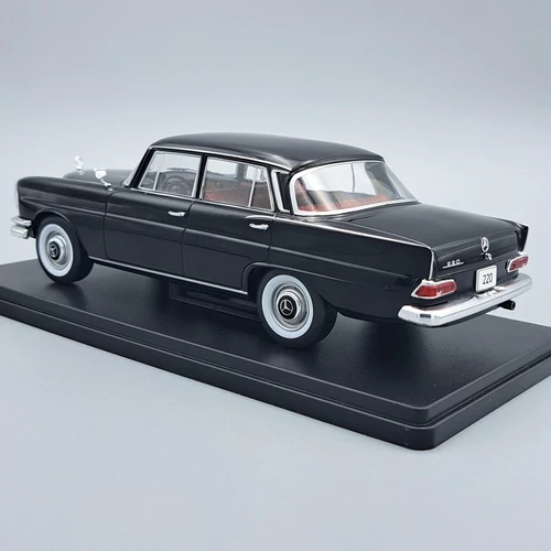 Mercedes-Benz 220 1:24 WhiteBox fém modellautó