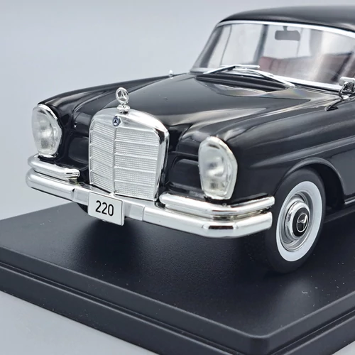 Mercedes-Benz 220 1:24 WhiteBox fém modellautó