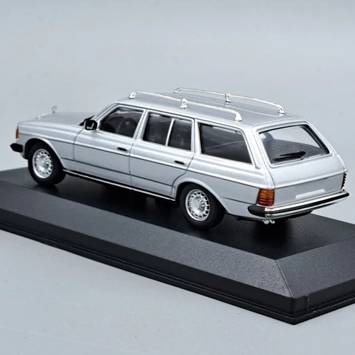 Mercedes E-class 230 TE 1:43 ezüst Maxichamps retró autó modell