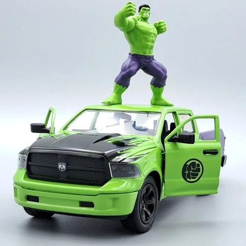 Dodge Ram 1500 Pick-Up 1:24 Hulk figurával autó modell