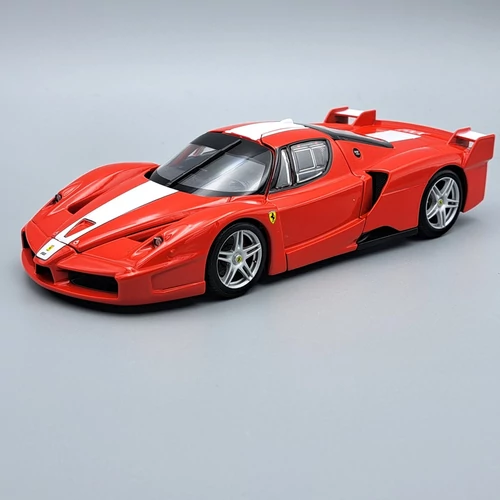 Ferrari FXX 2005 1:24 vitrinben Bburago modell autó