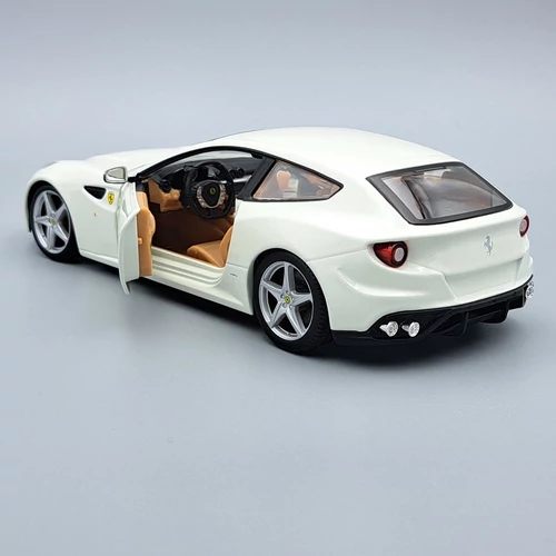 Ferrari FF (Ferrari Four) 2011 1:24 Bburago autómodell