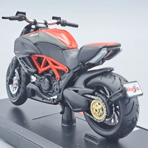 Ducati Diavel Carbon 1:18 Maisto motor modell