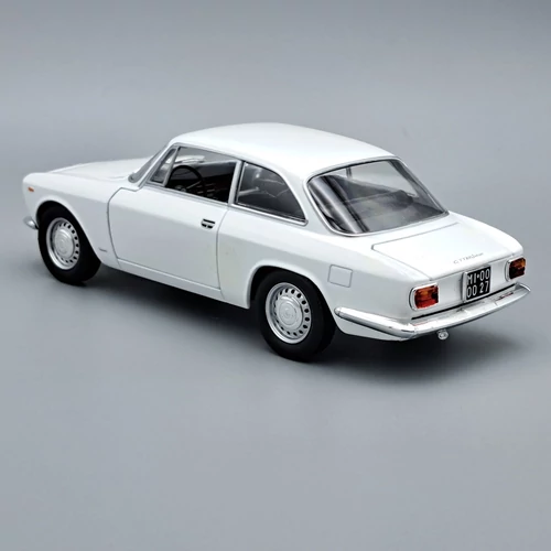 Alfa Romeo Giulia GT 1300 1966 1:24 Leo-models fém autó-modell