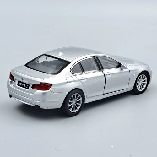 BMW 535i Welly modell autó ezüst fém autómodell