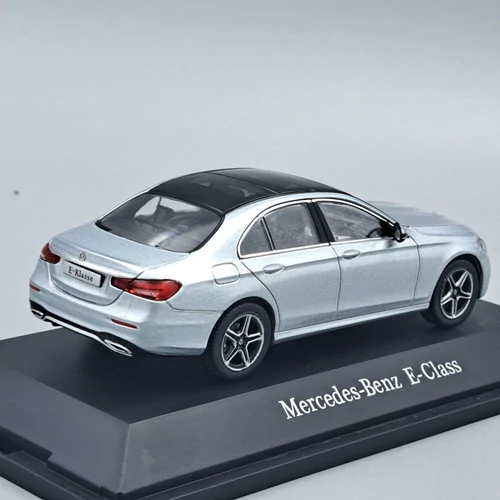 Mercedes Benz E-Classe W213 1:43 ezüst autó modell