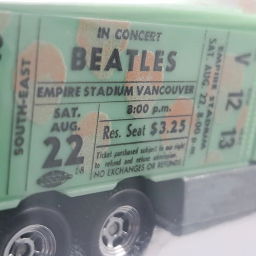 Beatles teherautó HotWheels Hiway Hauler kisautó modell