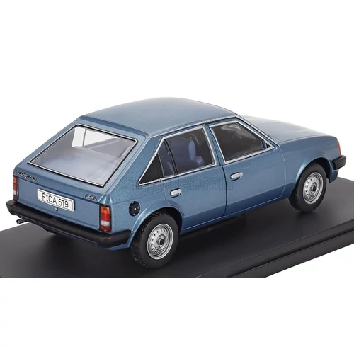 Opel Kadett D 1979 1:24 retró modell vitrinben
