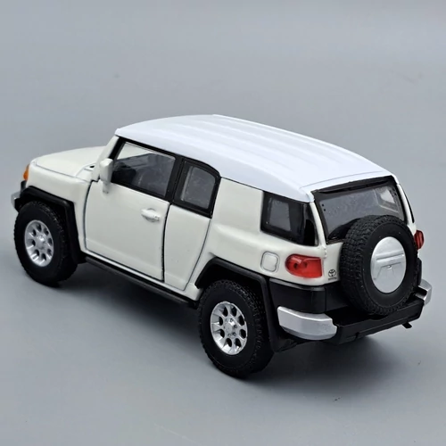 Toyota FJ Cruiser fehér Welly fém autómodell