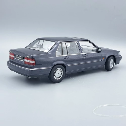Volvo 962 1996 1:18 Triple9 modellautó